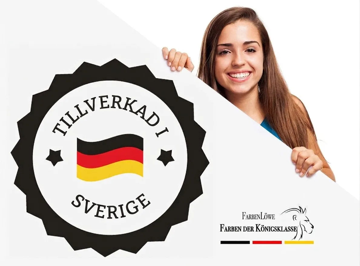 Leende kvinna håller skylt med Made in Germany-märke och FarbenLöwe (premiumfärger)-logotyp med tysk flagga.