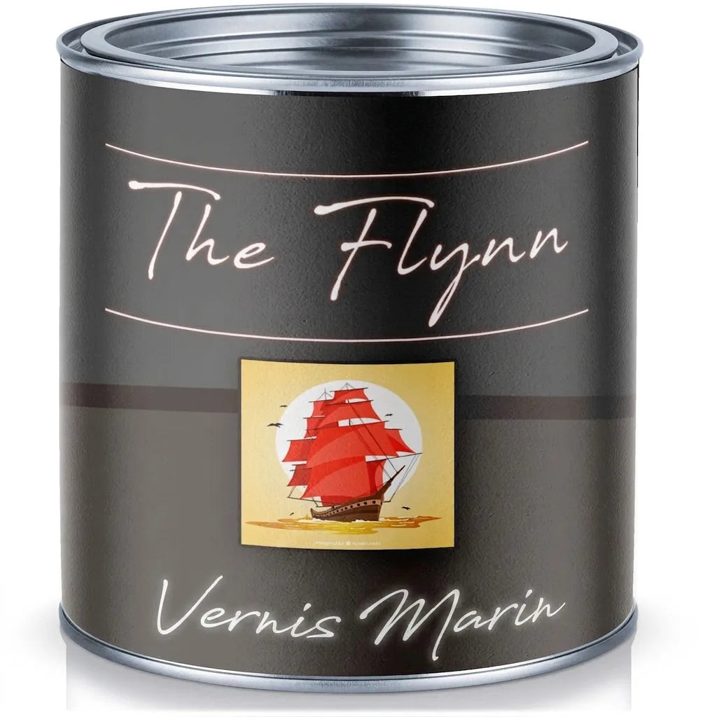 Bidon de peinture gris foncé 'The Flynn Bootslack' (vernis pour bateaux) avec un voilier rouge sur l'étiquette.