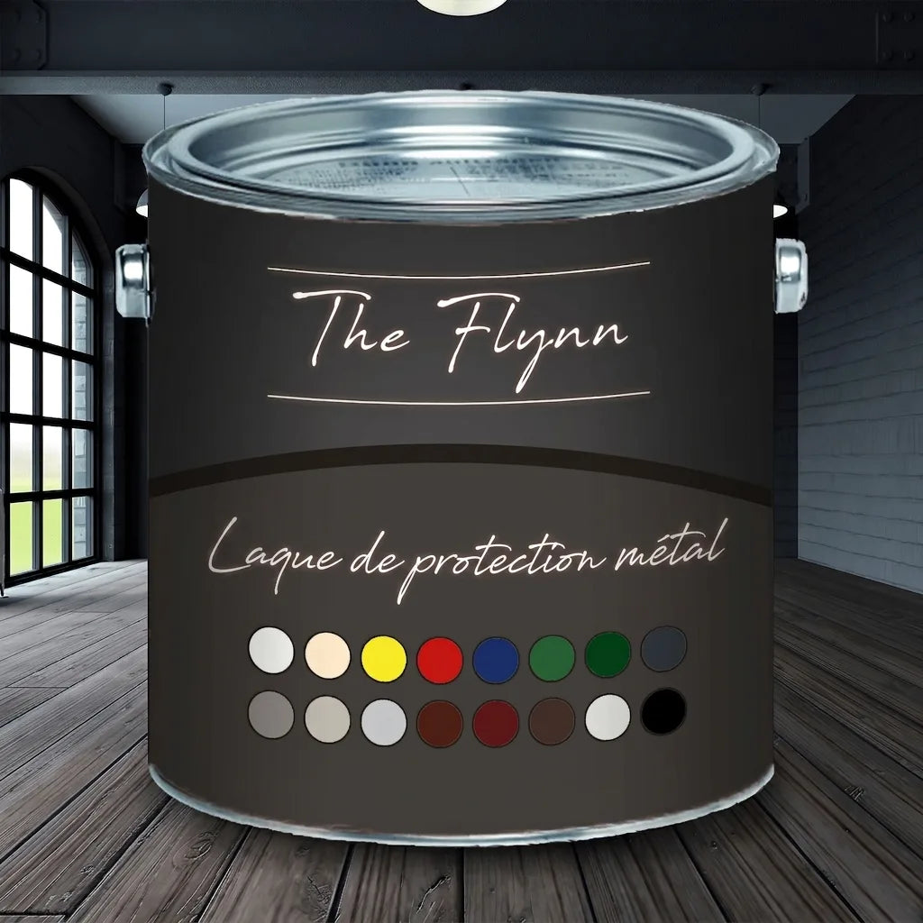 Pot de peinture gris foncé 'The Flynn Metallschutzlack' avec nuancier, sur plancher en bois.