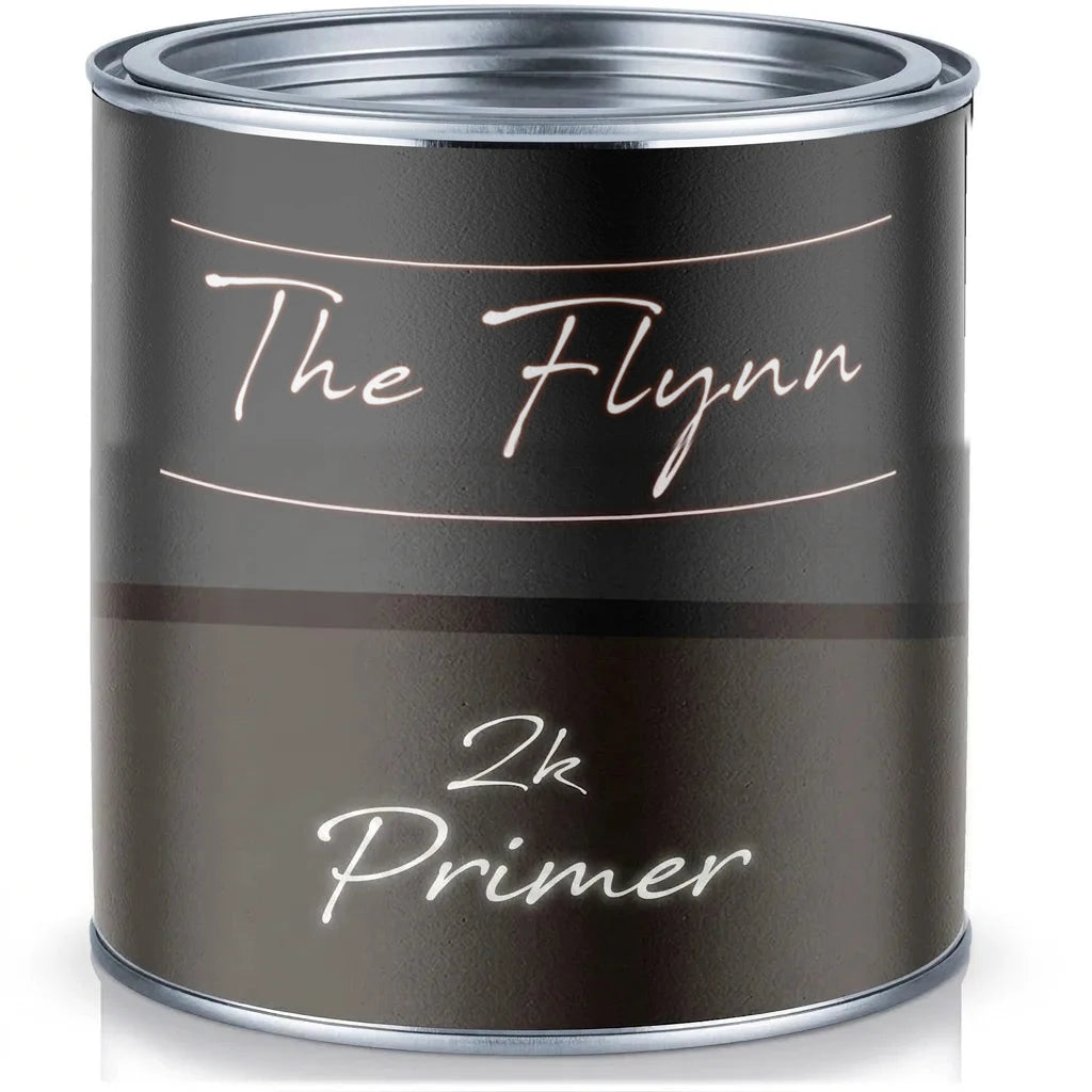 Lattina di primer bicomponente 2K The Flynn, colore marrone scuro, con scritte bianche.