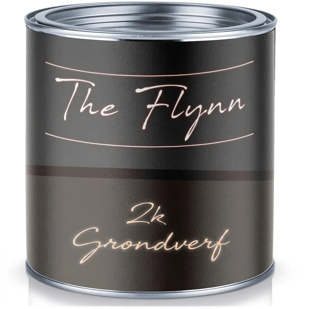 Donkergrijs verfblik met etiket 'The Flynn 2k Grondverf'.