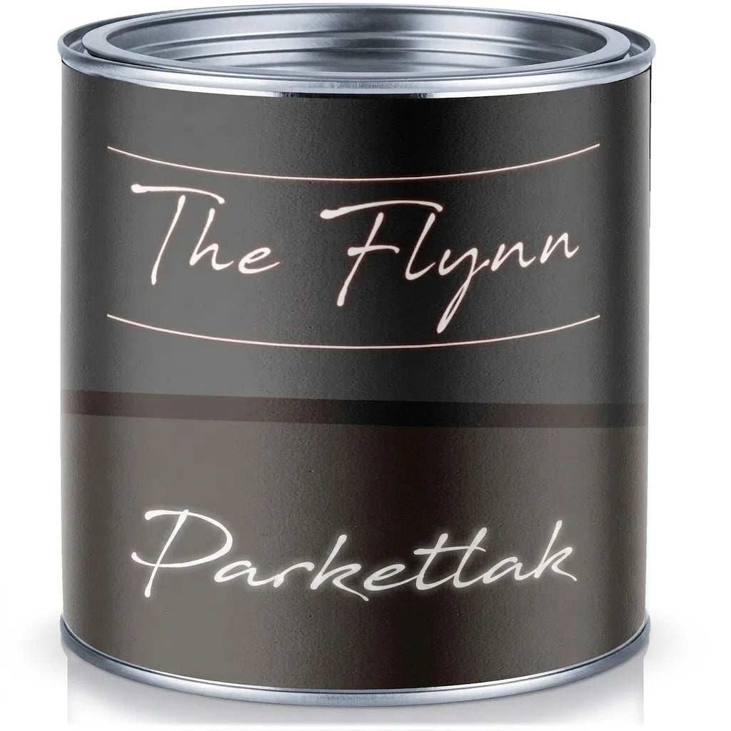 Een donker verfblik met opschrift 'The Flynn Parkettlack', voor parket en vloeren.