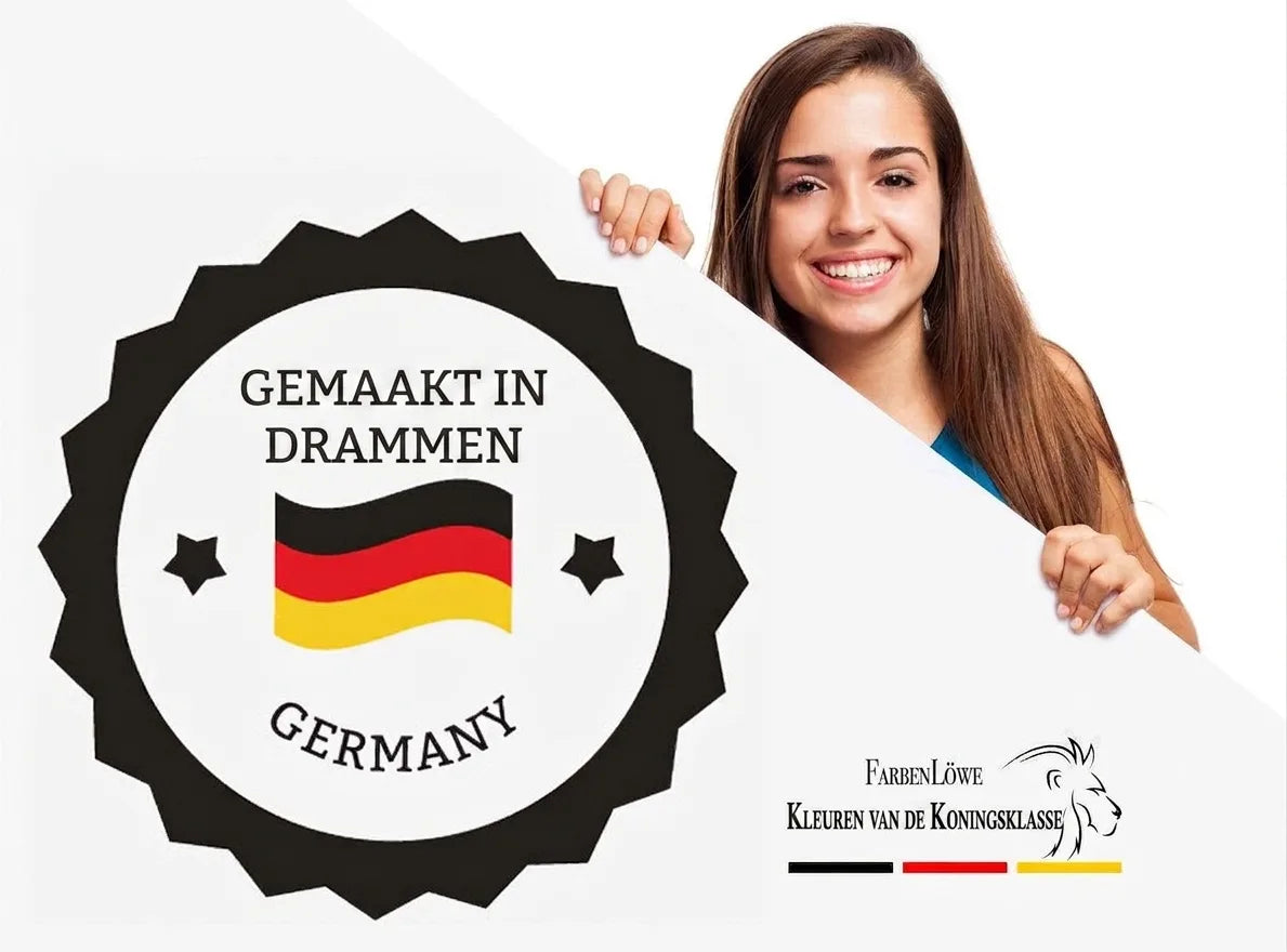 Glunderende vrouw toont bord met 'Made in Germany' en 'FarbenLöwe - Kleuren van de Koninklijke Klasse'.