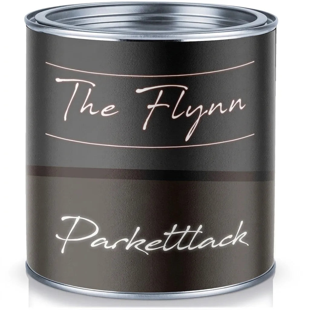 En mörk burk med golvlack The Flynn Parkettlack stående på en vit reflekterande yta.