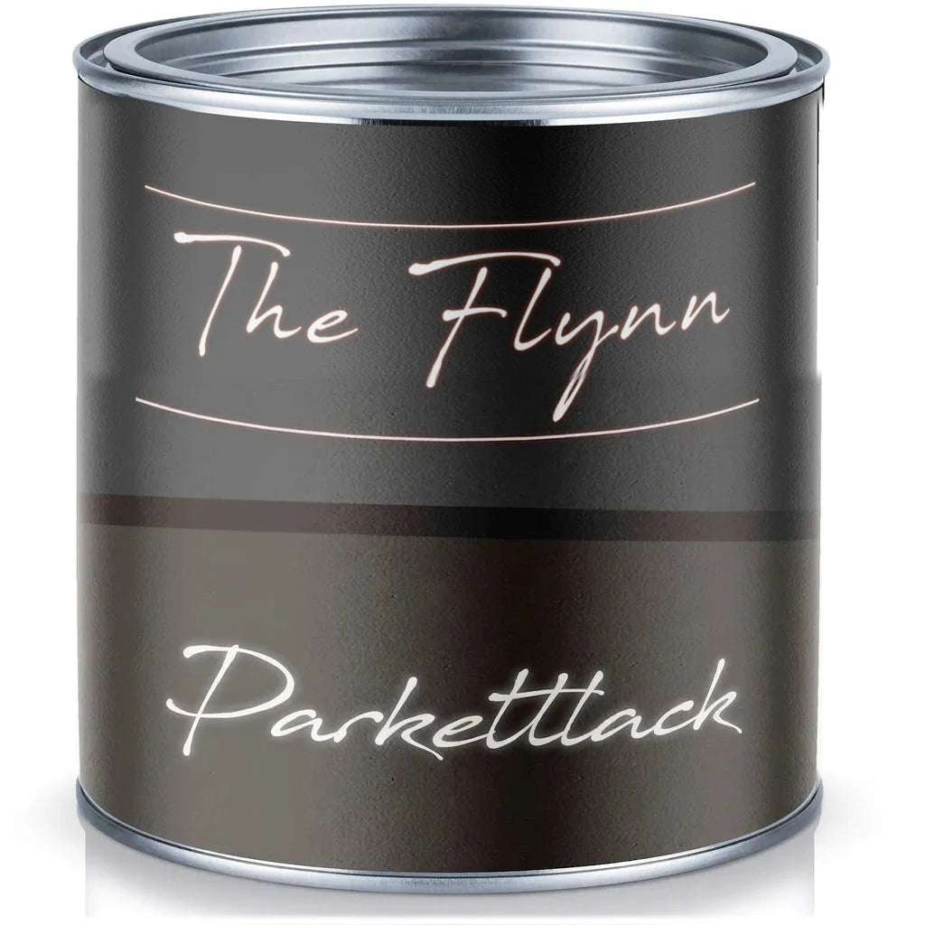 En mörk burk med golvlack The Flynn Parkettlack stående på en vit reflekterande yta.